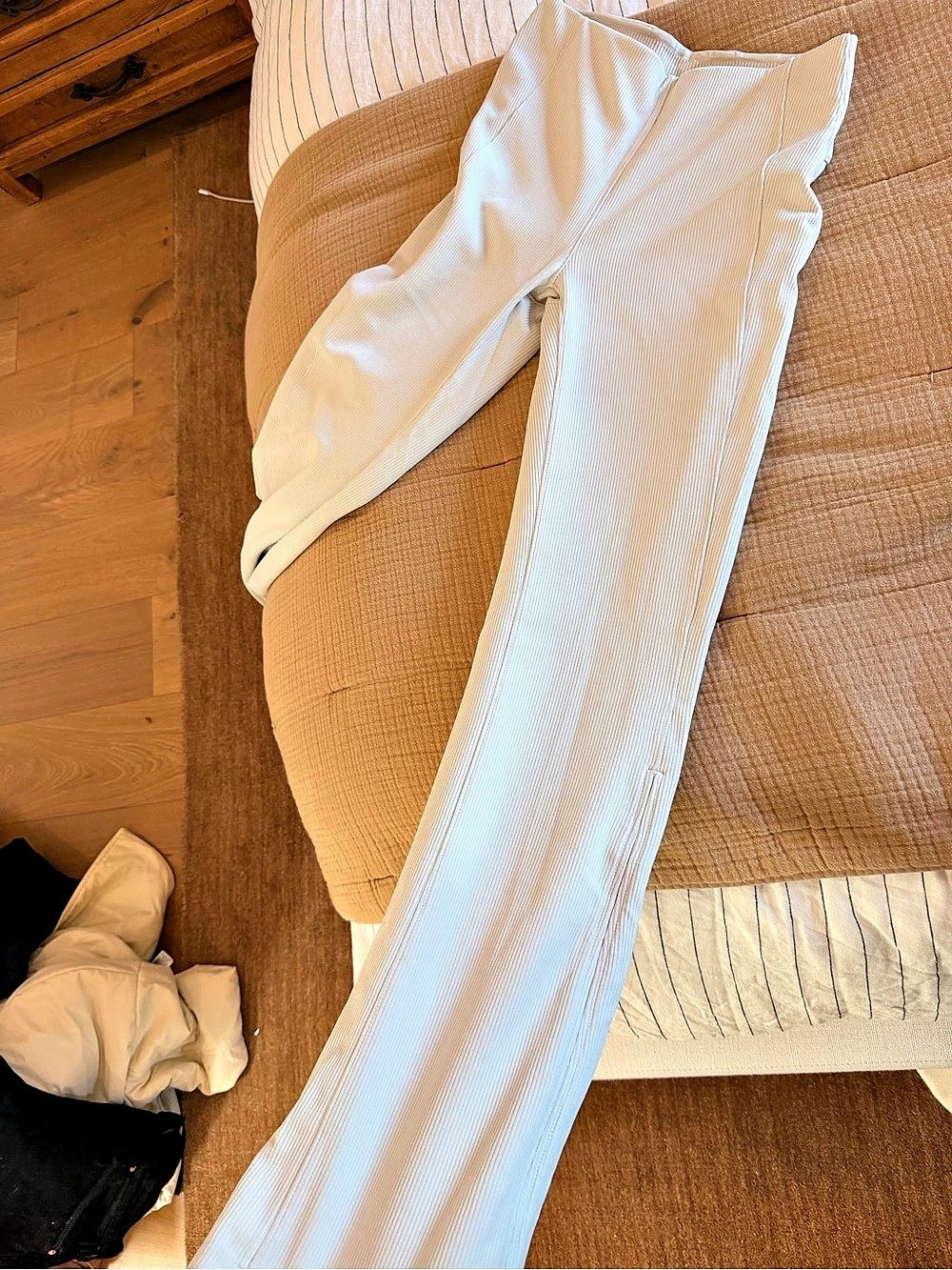 Alo Yoga Airbrush High-Waist Flutter Legging ivory NWOT